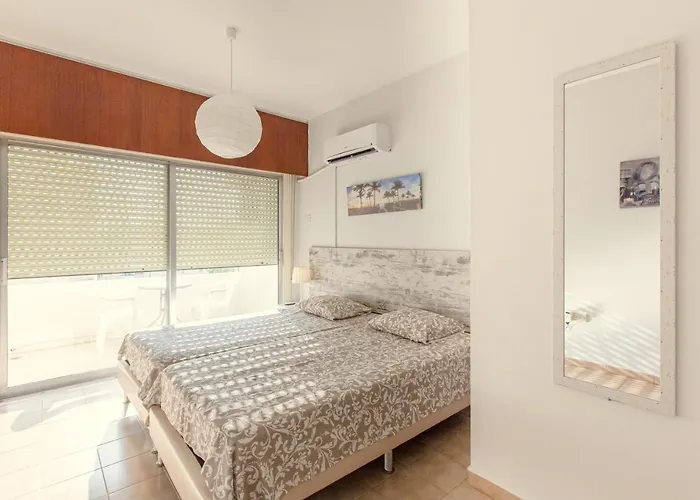 Апартаменти Furnished Seafront